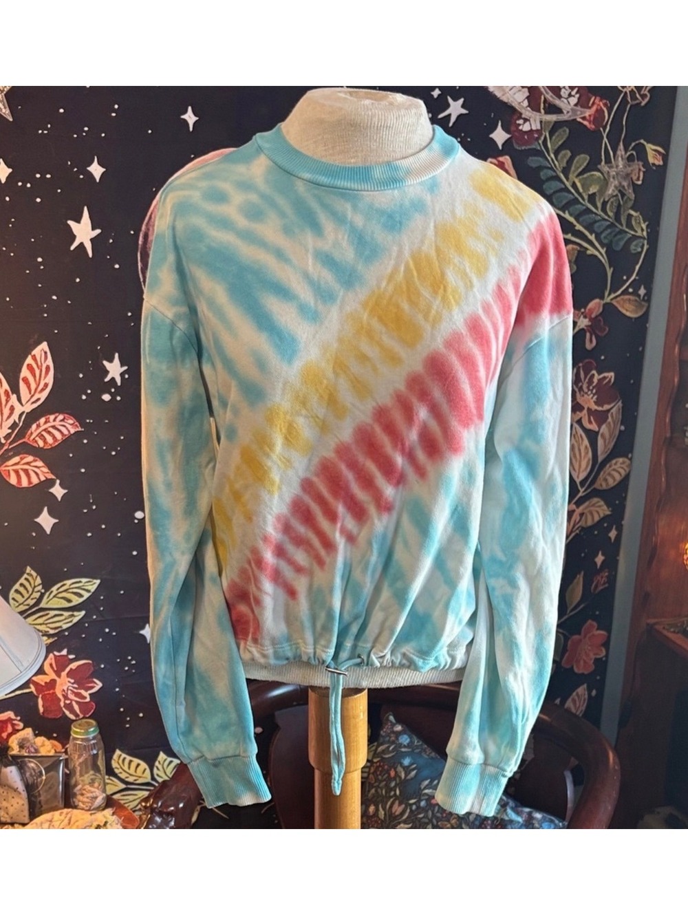 No Boundaries tie-dye effect cropped crewneck sweatshirt, size XL (15-17)